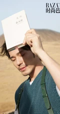 白宇胡子拉渣户外旅拍杂志写真，手捧书籍书生气十足
