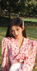 鞠婧祎小碎花印花衬衫清新清新户外写真图片