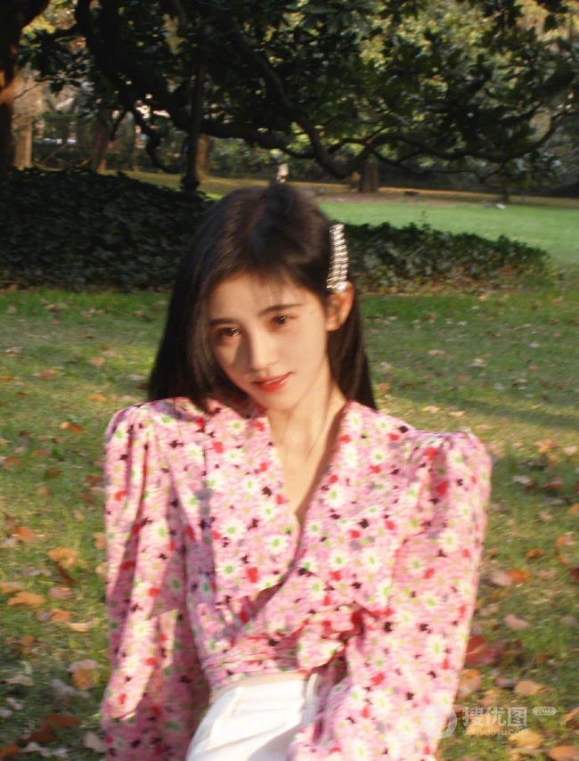 鞠婧祎小碎花印花衬衫清新清新户外写真图片
