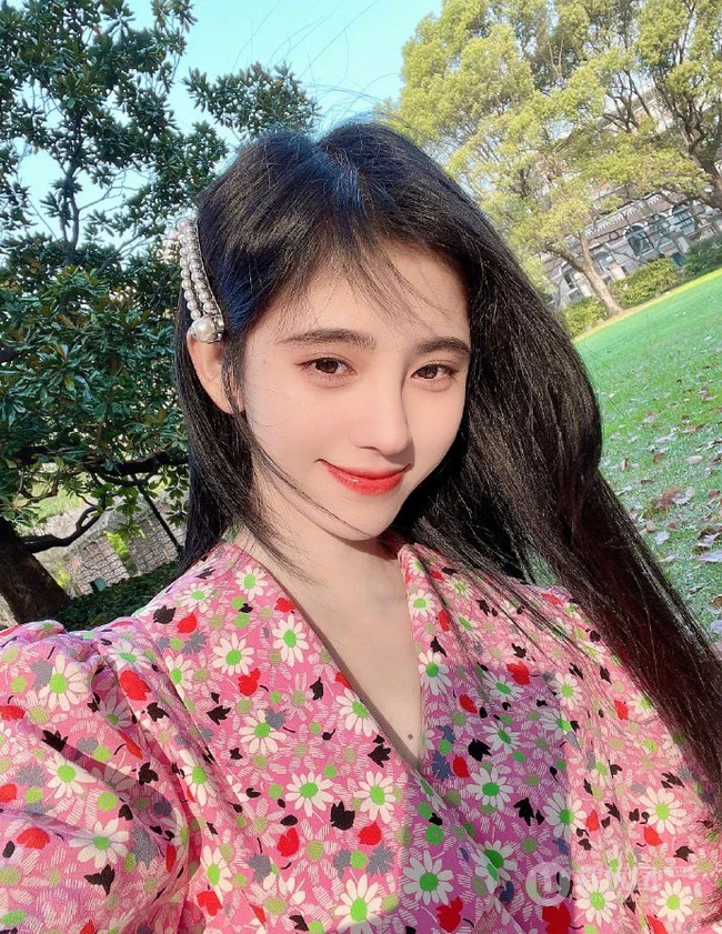 鞠婧祎小碎花印花衬衫清新清新户外写真图片