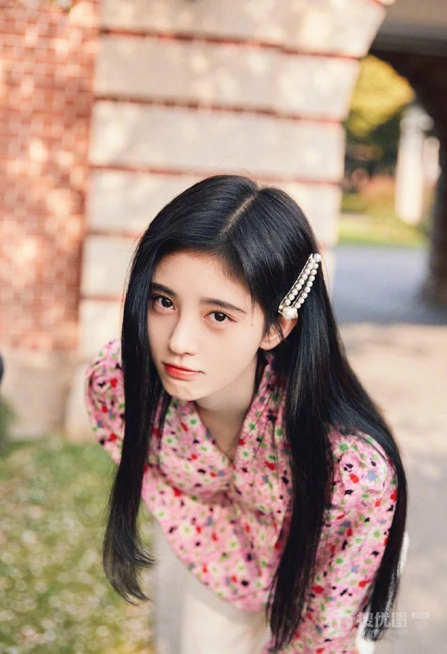 鞠婧祎小碎花印花衬衫清新清新户外写真图片