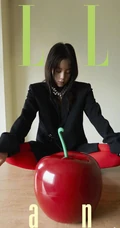 欧阳娜娜慵懒伤感动人写真照，黑衣红袜装穿搭，精选休闲随性气质