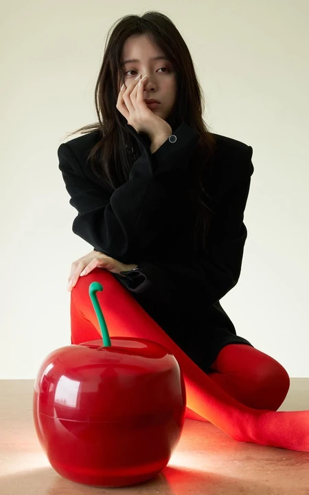 欧阳娜娜慵懒伤感动人写真照，黑衣红袜装穿搭，精选休闲随性气质