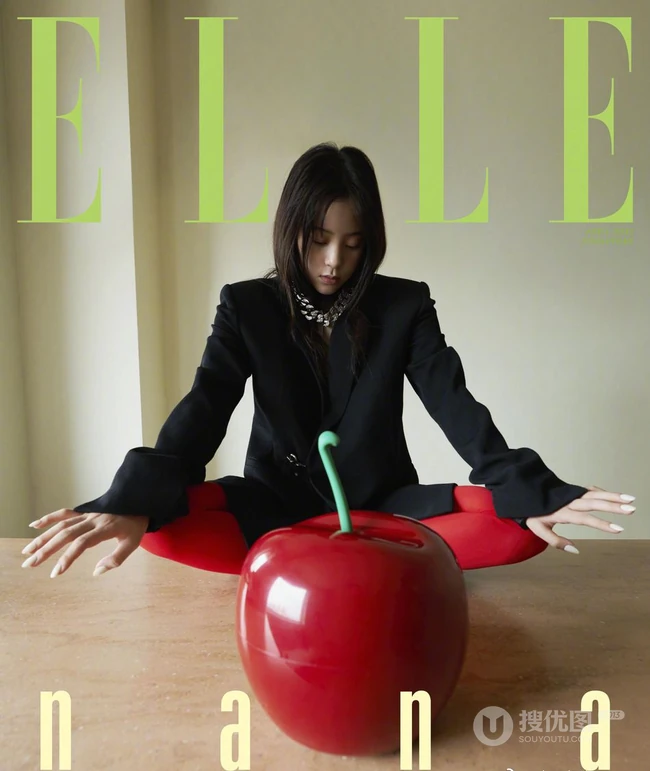 欧阳娜娜慵懒伤感动人写真照，黑衣红袜装穿搭，精选休闲随性气质