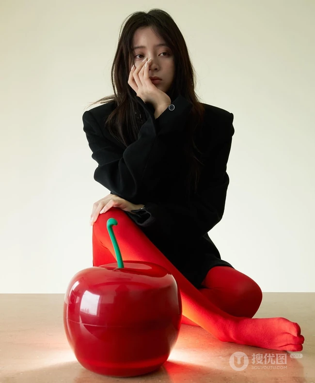 欧阳娜娜慵懒伤感动人写真照，黑衣红袜装穿搭，精选休闲随性气质