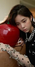 欧阳娜娜慵懒伤感动人写真照，黑衣红袜装穿搭，精选休闲随性气质