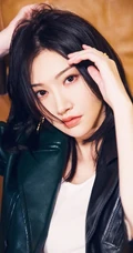 景甜黑色皮衣牛仔裙穿搭慵懒居家沙发写真图片