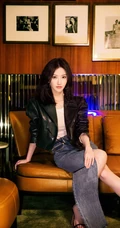 景甜黑色皮衣牛仔裙穿搭慵懒居家沙发写真图片