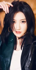 景甜黑色皮衣牛仔裙穿搭慵懒居家沙发写真图片