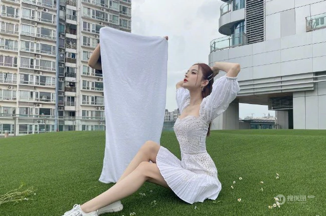 古力娜扎一字肩气质镂空白裙户外草地优雅写真图片