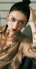 宋祖儿精致丹凤眉妆容搭配利落丸子头牛仔裤居家酷飒写真照