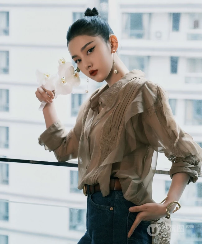 宋祖儿精致丹凤眉妆容搭配利落丸子头牛仔裤居家酷飒写真照