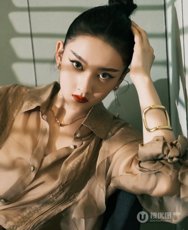 宋祖儿精致丹凤眉妆容搭配利落丸子头牛仔裤居家酷飒写真照