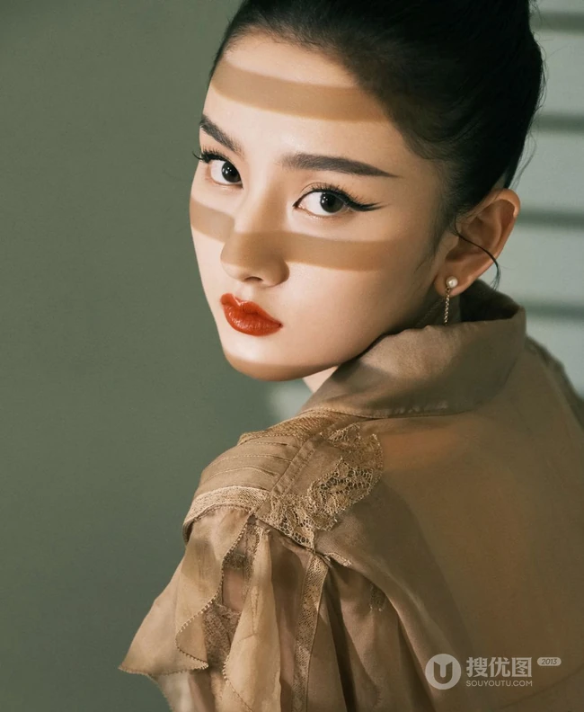 宋祖儿精致丹凤眉妆容搭配利落丸子头牛仔裤居家酷飒写真照