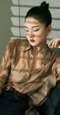 宋祖儿精致丹凤眉妆容搭配利落丸子头牛仔裤居家酷飒写真照