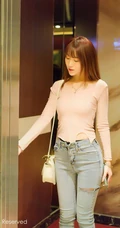 高挑身姿女生周慕汐baby粉色上衣与直爽牛仔裤深袜袜高跟写真图集