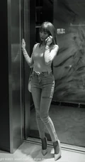 高挑身姿女生周慕汐baby粉色上衣与直爽牛仔裤深袜袜高跟写真图集