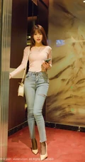 高挑身姿女生周慕汐baby粉色上衣与直爽牛仔裤深袜袜高跟写真图集