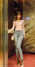 高挑身姿女生周慕汐baby粉色上衣与直爽牛仔裤深袜袜高跟写真图集