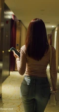 高挑身姿女生周慕汐baby粉色上衣与直爽牛仔裤深袜袜高跟写真图集
