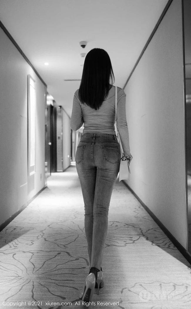 高挑身姿女生周慕汐baby粉色上衣与直爽牛仔裤深袜袜高跟写真图集