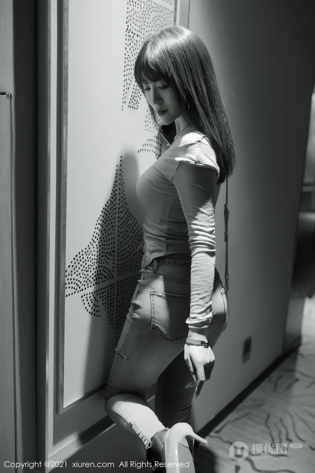 高挑身姿女生周慕汐baby粉色上衣与直爽牛仔裤深袜袜高跟写真图集