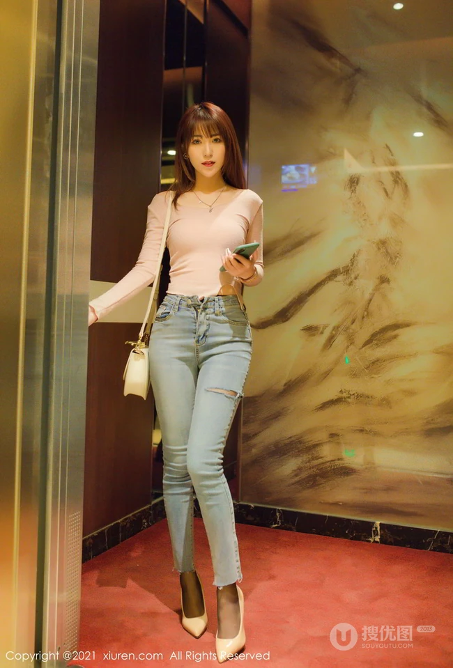 高挑身姿女生周慕汐baby粉色上衣与直爽牛仔裤深袜袜高跟写真图集