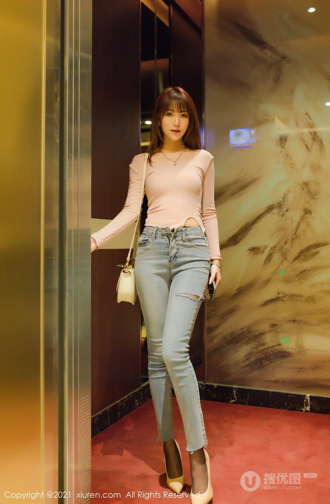 高挑身姿女生周慕汐baby粉色上衣与直爽牛仔裤深袜袜高跟写真图集