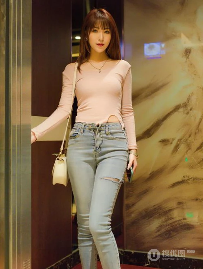 高挑身姿女生周慕汐baby粉色上衣与直爽牛仔裤深袜袜高跟写真图集