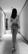 高挑身姿女生周慕汐baby粉色上衣与直爽牛仔裤深袜袜高跟写真图集
