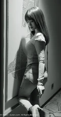 高挑身姿女生周慕汐baby粉色上衣与直爽牛仔裤深袜袜高跟写真图集