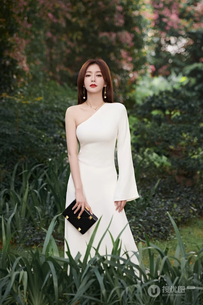 秦岚温柔白裙着身气质写真，尽显匀称身形和气质美肩