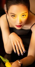孙佳雨手拿郁金香气质吸睛黑色肩带裙室内写真美照