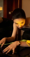孙佳雨手拿郁金香气质吸睛黑色肩带裙室内写真美照