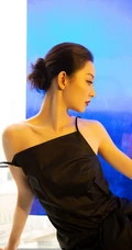 孙佳雨手拿郁金香气质吸睛黑色肩带裙室内写真美照