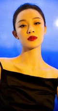 孙佳雨手拿郁金香气质吸睛黑色肩带裙室内写真美照