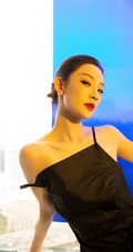 孙佳雨手拿郁金香气质吸睛黑色肩带裙室内写真美照