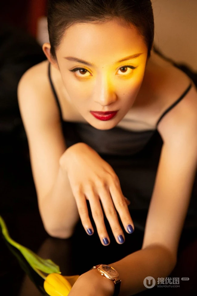 孙佳雨手拿郁金香气质吸睛黑色肩带裙室内写真美照