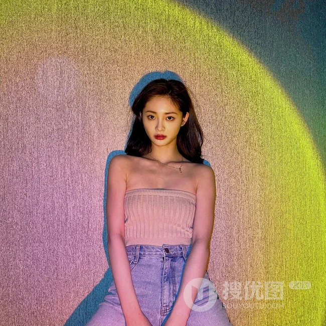 周洁琼俏皮可爱礼裙衣牛仔裤穿搭写真美照