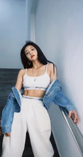 周洁琼动感十足运动背心长裤搭配牛仔衣元气写真美照