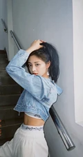 周洁琼动感十足运动背心长裤搭配牛仔衣元气写真美照
