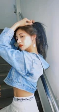 周洁琼动感十足运动背心长裤搭配牛仔衣元气写真美照