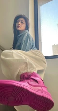 周洁琼动感十足运动背心长裤搭配牛仔衣元气写真美照