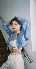 周洁琼动感十足运动背心长裤搭配牛仔衣元气写真美照