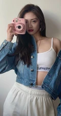 周洁琼动感十足运动背心长裤搭配牛仔衣元气写真美照