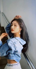 周洁琼动感十足运动背心长裤搭配牛仔衣元气写真美照