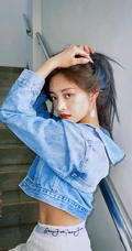 周洁琼动感十足运动背心长裤搭配牛仔衣元气写真美照