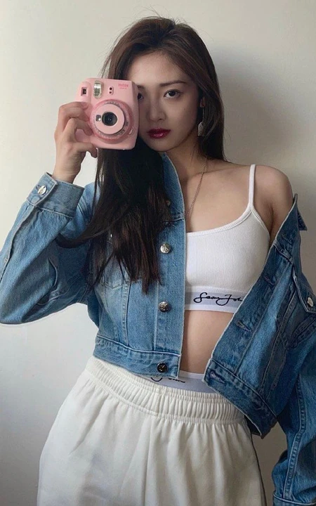 周洁琼动感十足运动背心长裤搭配牛仔衣元气写真美照