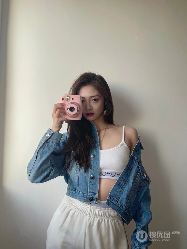 周洁琼动感十足运动背心长裤搭配牛仔衣元气写真美照