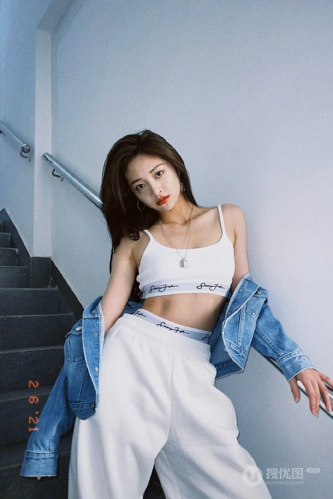 周洁琼动感十足运动背心长裤搭配牛仔衣元气写真美照